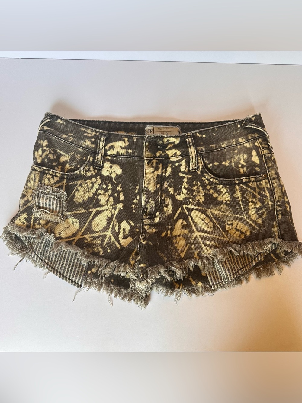 Free People Acid Wash Distressed Cutoff Denim Shorts Size 26 Boho Frayed Hem